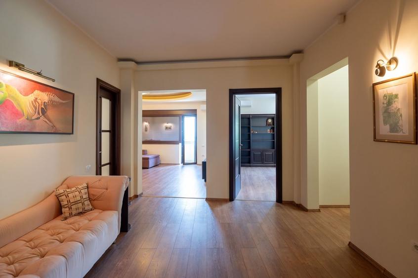 Apartament cu 3 camere decomandat, mobilat în Peninsula