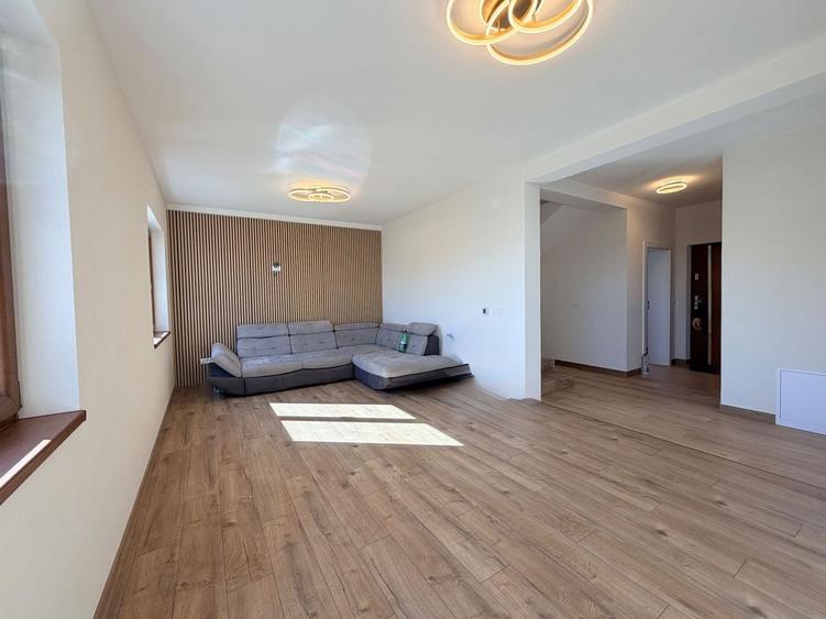 Duplex cu 5 camere cu Canalizare în Dumbrăvița