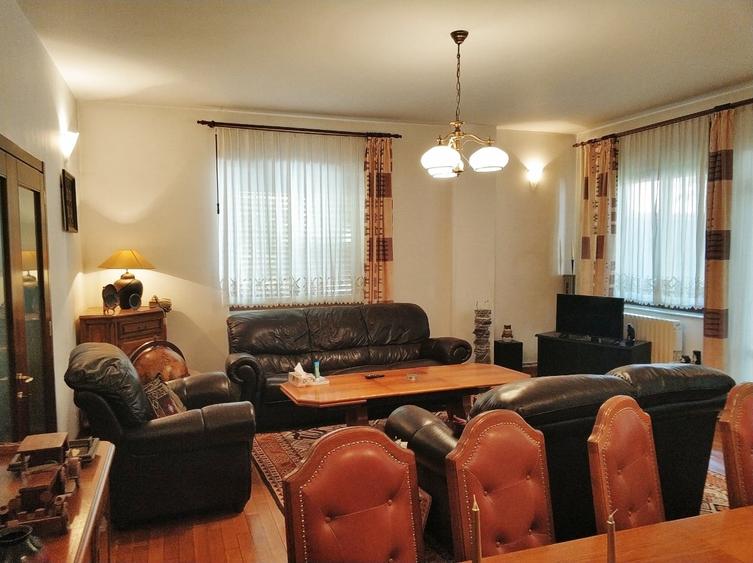 Casă cu 7 camere cu Canalizare în Central