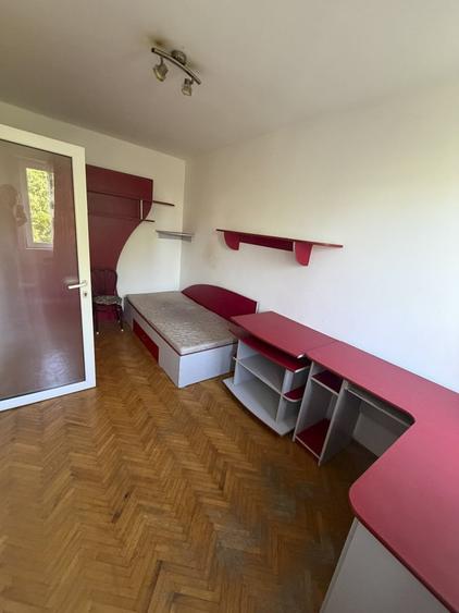 Apartament cu 3 camere semidecomandat, mobilat în Nufărul