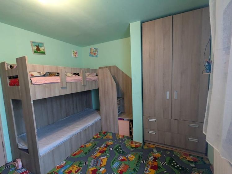 Apartament cu 3 camere semidecomandat, mobilat în Buziașului