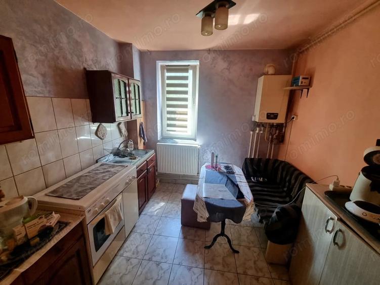 Apartament cu 3 camere semidecomandat în Abator