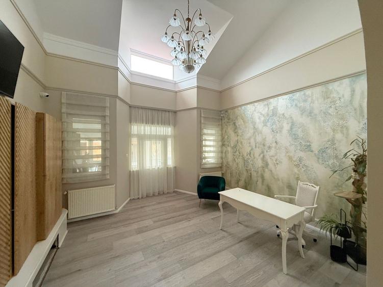 Casă individuală cu 8 camere cu Canalizare în Mehala