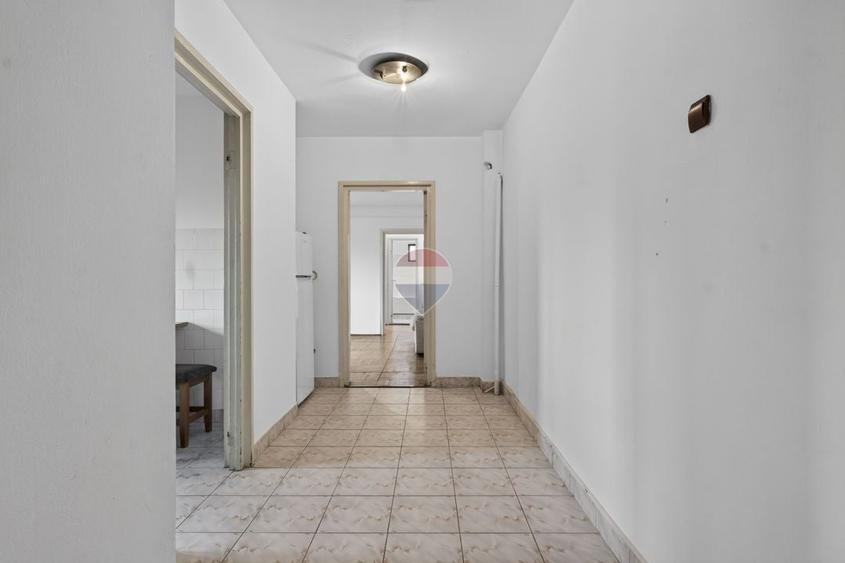 Apartament cu 3 camere semidecomandat în Băncilor