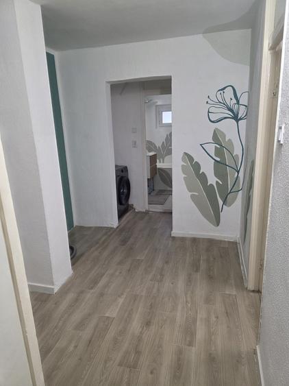 Inchiriez apartament 2 camere, decomandat, balcon, proaspat renovat, mobilat, utilat Arad, zona Aradul Nou vizavi de Gara, bloc reabilitat. - 1