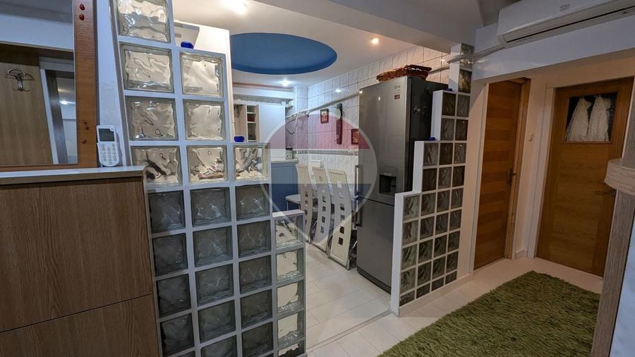 Apartament cu 3 camere decomandat, mobilat în P-ța Alba Iulia