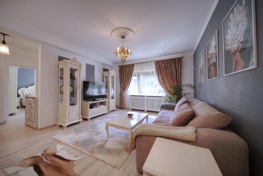 Proprietar vând apartament deosebit cu 170m2 curte privata, terasa,3 cam ,2 bai - 2