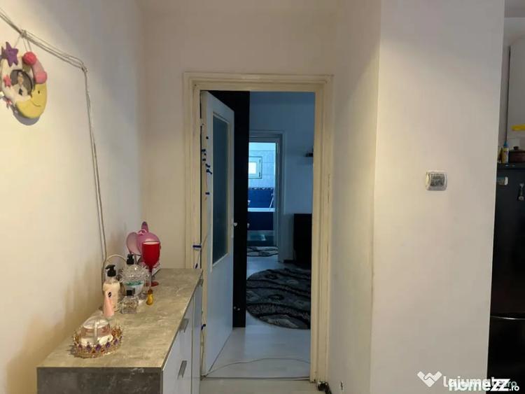 Apartament cu 3 camere semidecomandat în Calea București