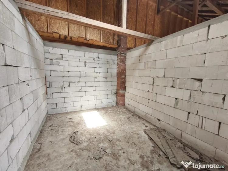 Casă cu 2 camere cu Teren 4400 Mp în Central