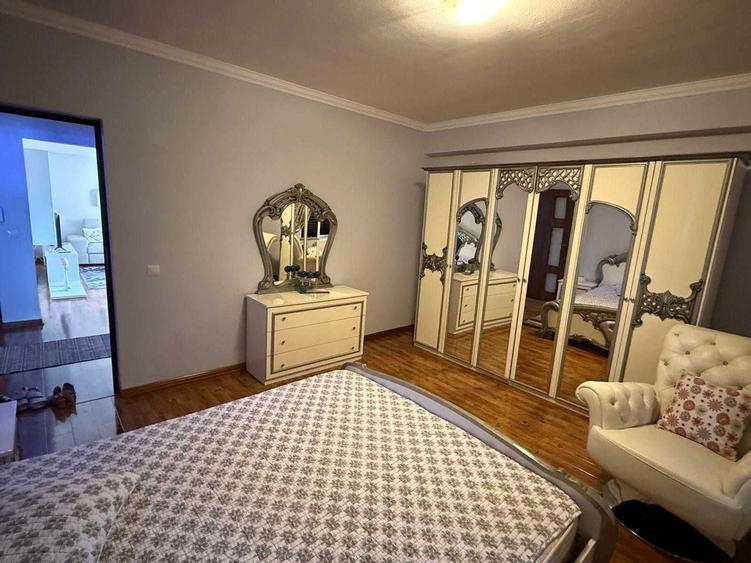 Apartament cu 3 camere decomandat în Exterior Vest