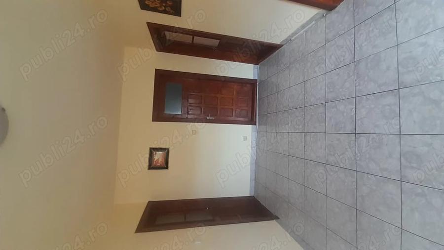 Casă cu 6 camere în Rovine