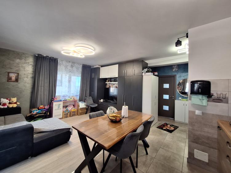 Apartament cu 3 camere semidecomandat, mobilat în Florești