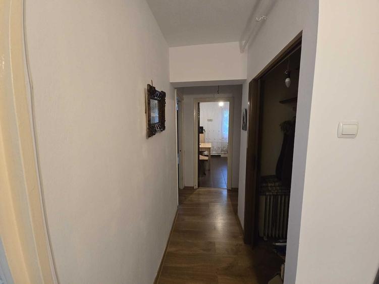 Apartament cu 3 camere semidecomandat în Colentina