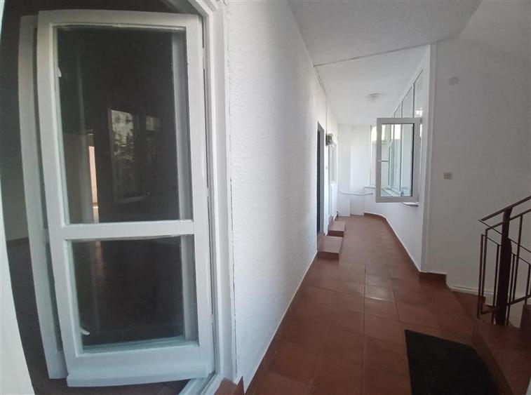 Casă individuală cu 6 camere cu Canalizare în Dristor