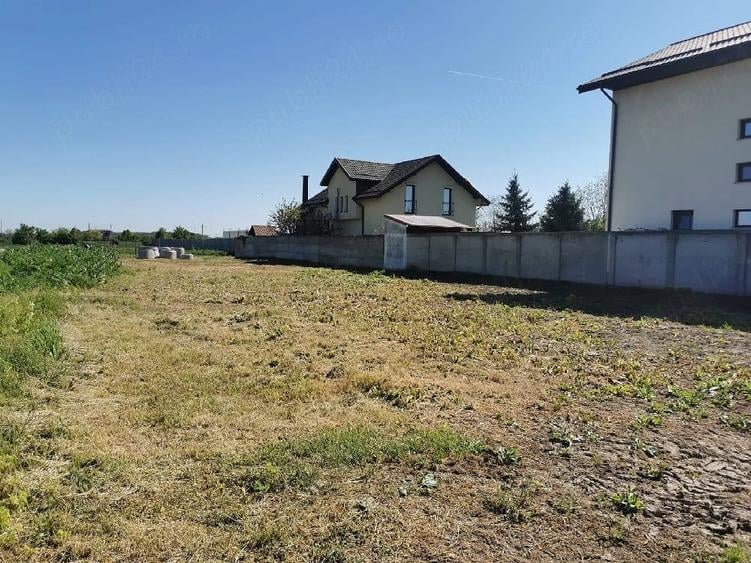 Teren de 832 mp, în 1 Decembrie