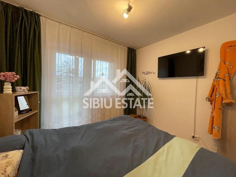 Apartament cu 3 camere semidecomandat, mobilat în Valea Aurie
