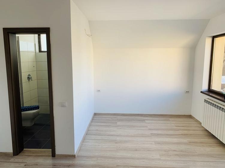 Casă cu 4 camere cu Teren 1000 Mp în Central