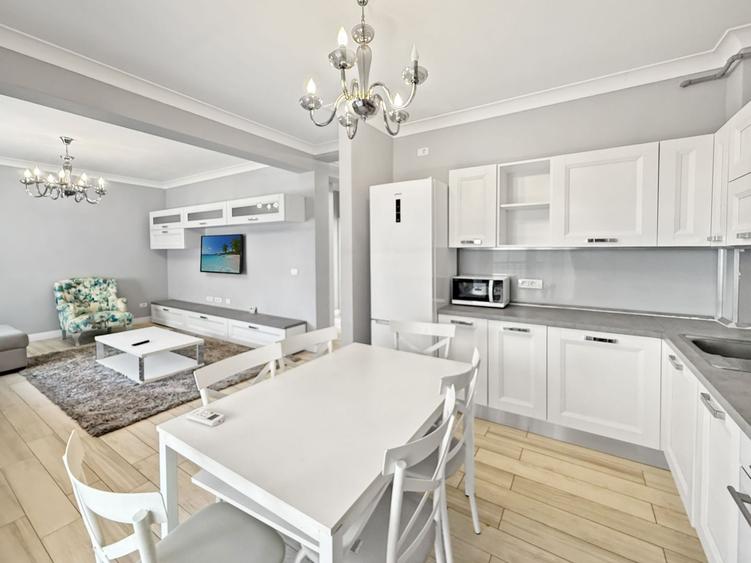 Apartament cu 3 camere semidecomandat, mobilat în Aradului