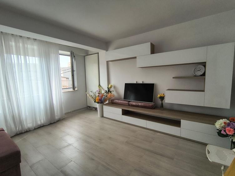 Apartament cu 3 camere decomandat în Delfinariu