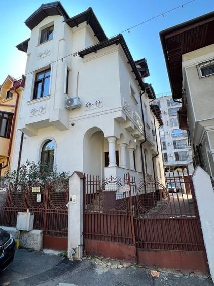 Casă individuală cu 8 camere cu Canalizare în Unirii