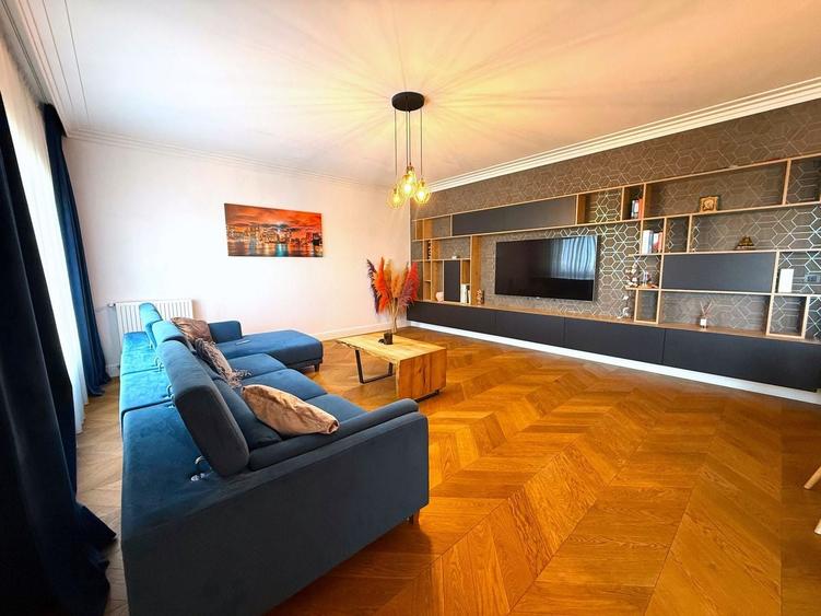 Apartament cu 4 camere, mobilat în Tei
