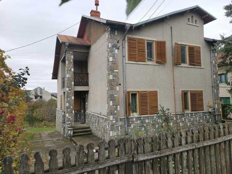 Casă cu 4 camere în Central