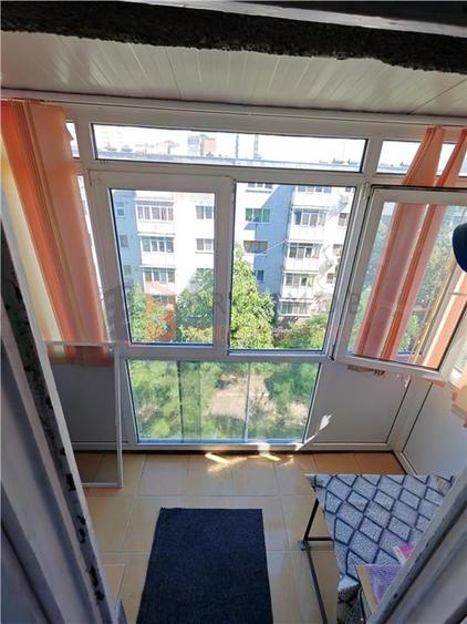 Apartament cu 3 camere semidecomandat în Micro 5