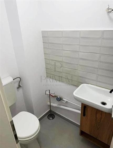 Apartament cu 3 camere semidecomandat, mobilat în Dâmbovița