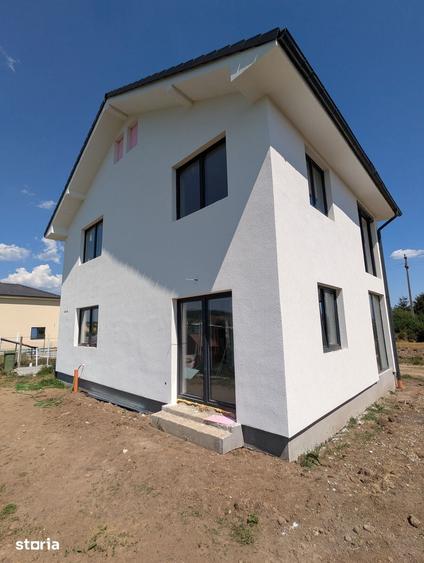 Casă cu 4 camere cu Teren 310 Mp în Cristian