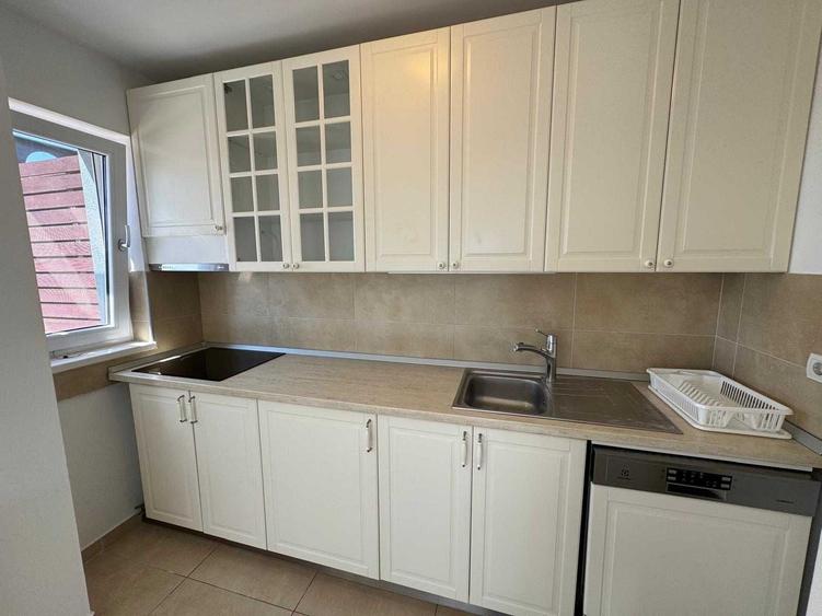 Apartament cu 3 camere semidecomandat în Titan