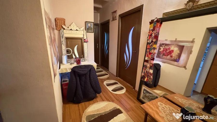 Apartament cu 3 camere decomandat în Central
