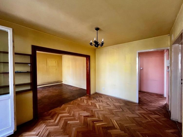 Apartament cu 4 camere decomandat în Central