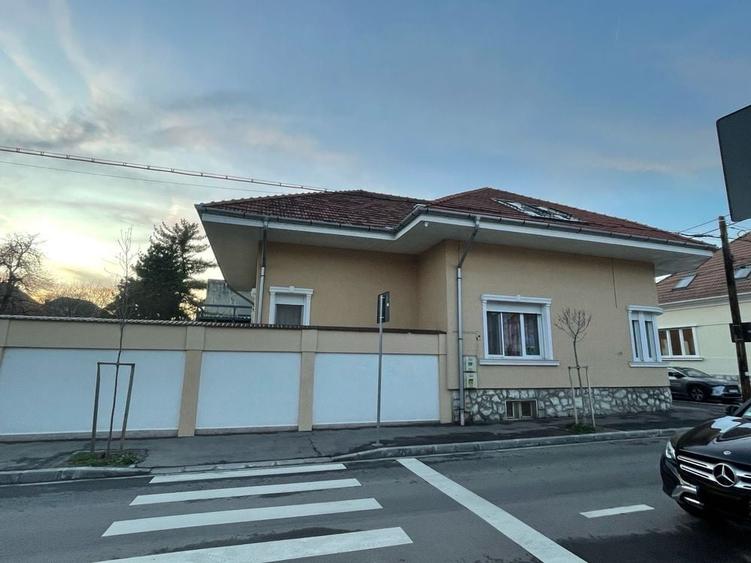 Casă cu 4 camere în Central