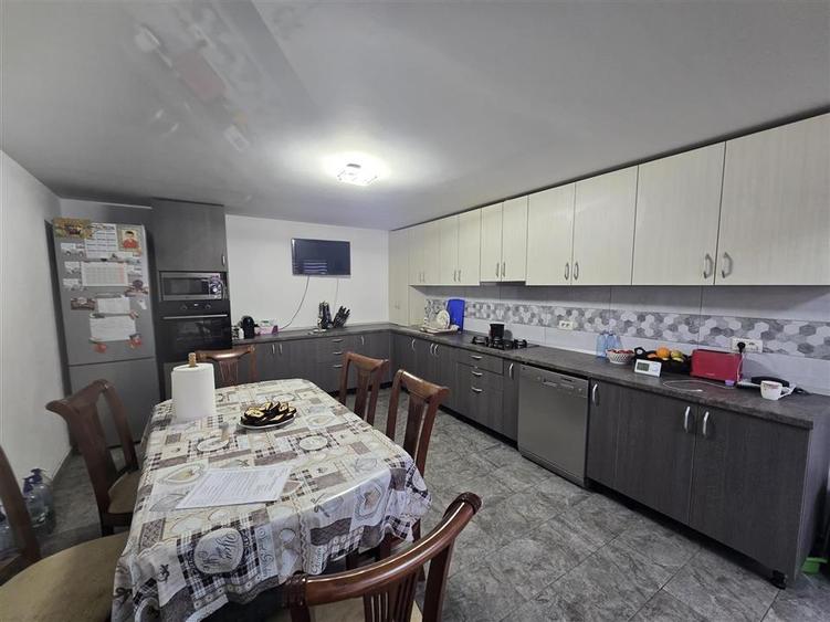Casă individuală cu 5 camere cu Teren 2000 Mp în Recea