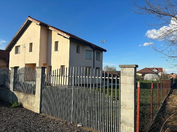 Casă cu 5 camere cu Teren 1000 Mp în Peciu Nou