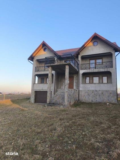 Casă cu 8 camere cu Teren 2500 Mp în Rădăuți