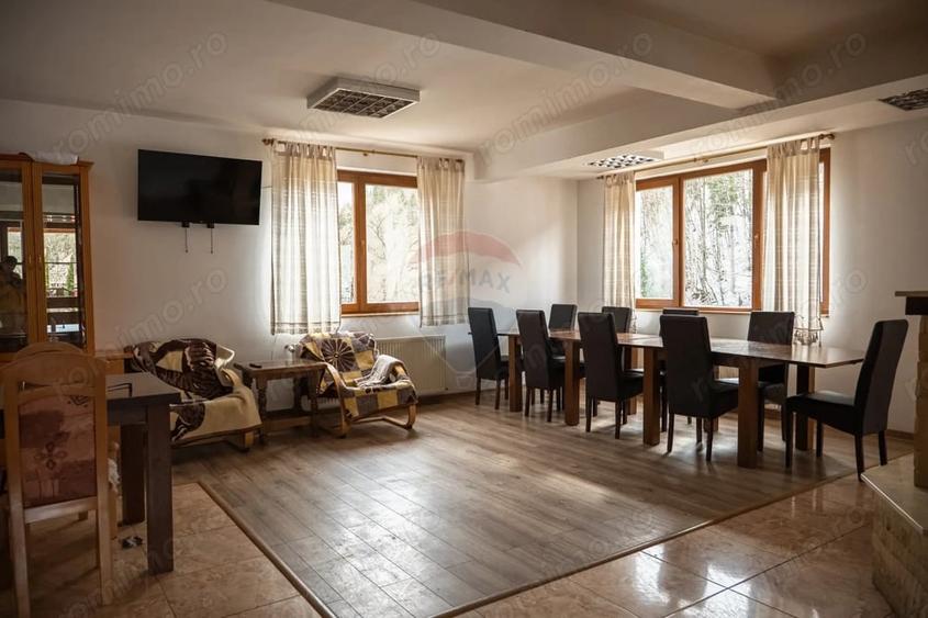 Casă cu 10 camere cu Teren 3300 Mp în Vale