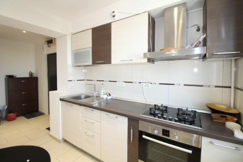 Apartament cu 3 camere semidecomandat, mobilat în Alexandru Obregia