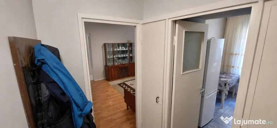 Apartament cu 2 camere semidecomandat în Craiovița Nouă