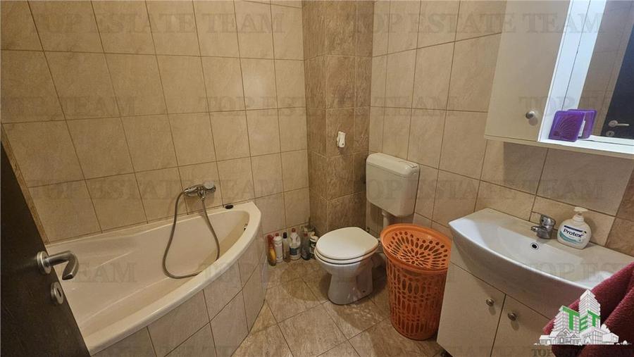 Apartament cu 2 camere decomandat în Roșu