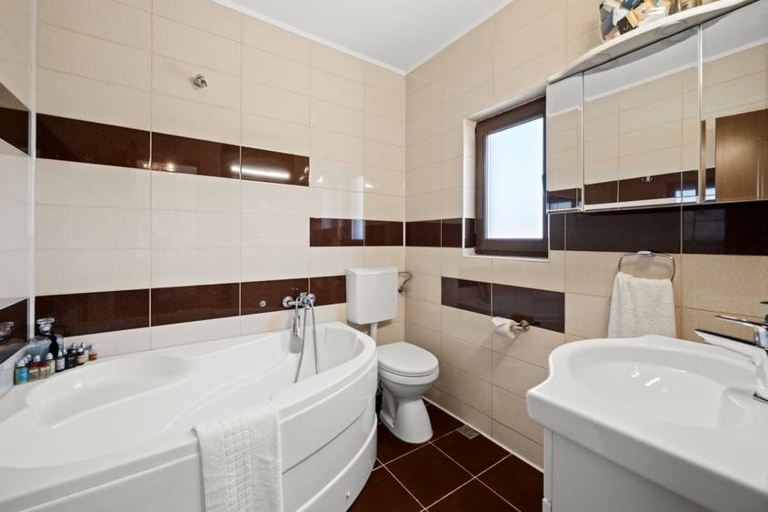 Casă individuală cu 5 camere cu Canalizare în Nord-Est