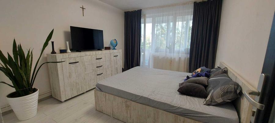 Apartament cu 4 camere decomandat în Exterior Vest