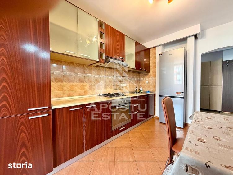Apartament cu 3 camere decomandat în Est