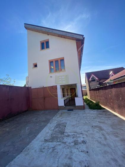 Casă individuală cu 6 camere cu Canalizare în Rogerius