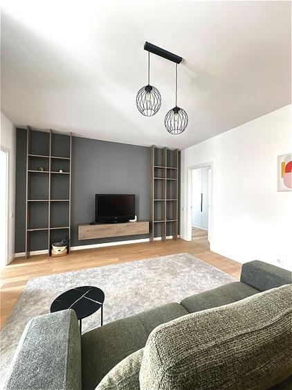Apartament cu 3 camere semidecomandat, mobilat în Pipera