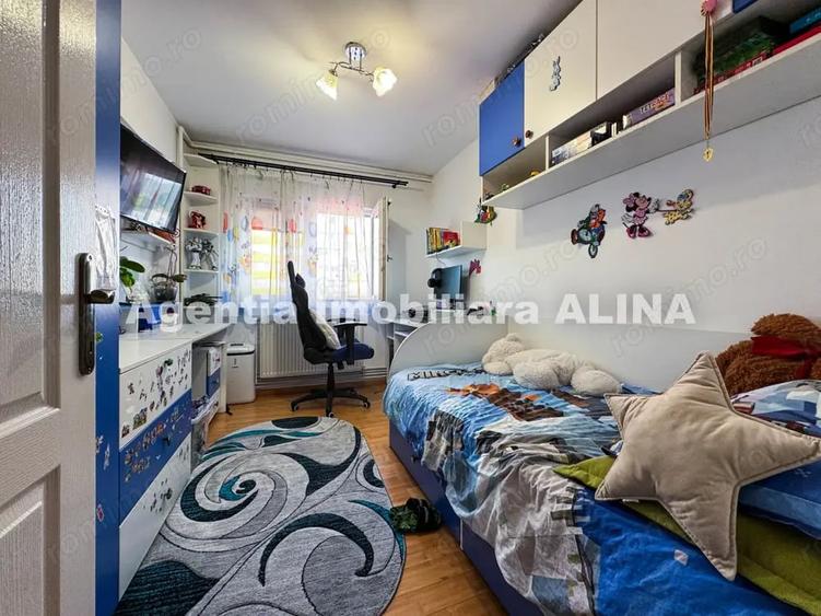 Apartament cu 3 camere decomandat în Astoria