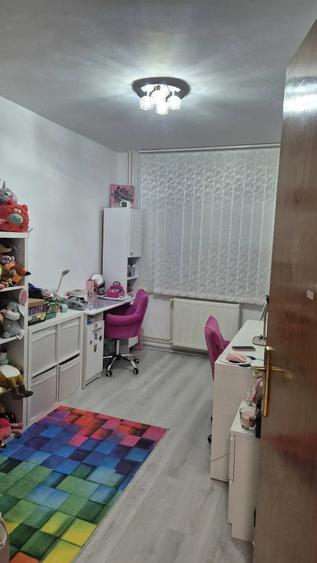 Apartament cu 4 camere semidecomandat în Crângași