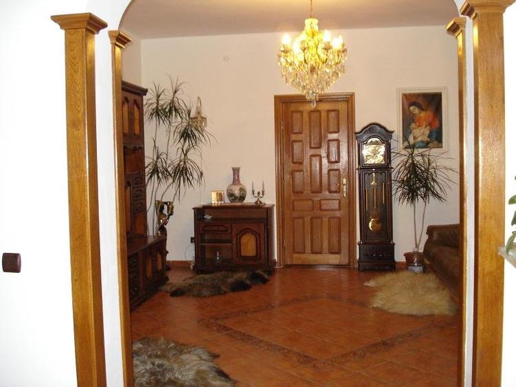 Casă individuală cu 9 camere cu Piscina în Central