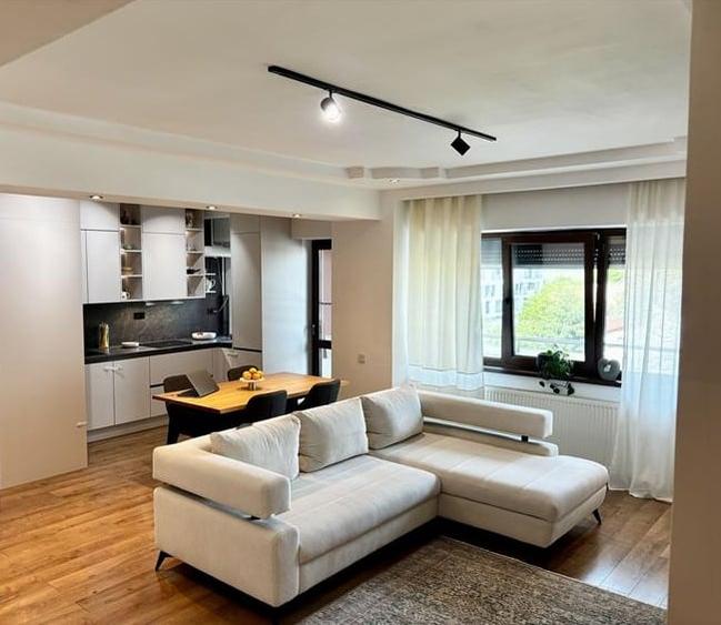Apartament cu 3 camere semidecomandat, mobilat în Pipera
