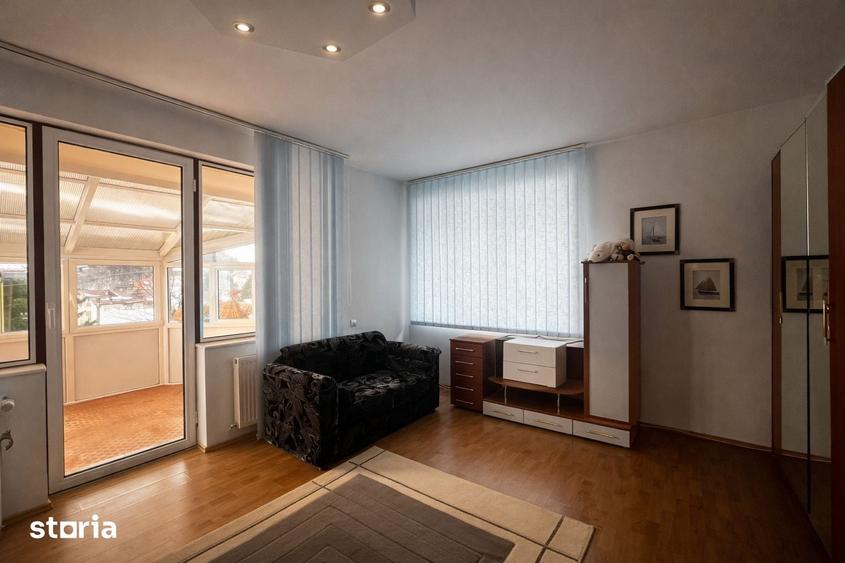 Casă cu 8 camere cu Teren 950 Mp în Piața